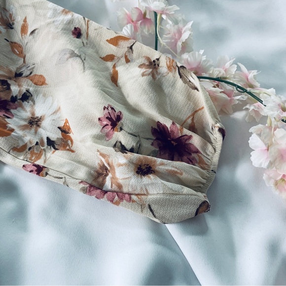 Floral Print Smocked Blouse - Picture 6 of 11